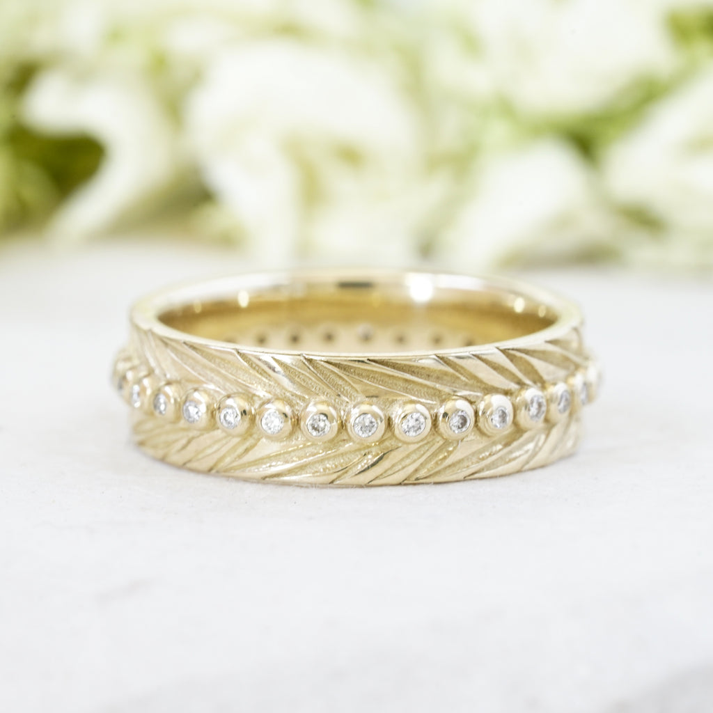 feather weddin abnd with a diamond spine in 14k yellow gold 