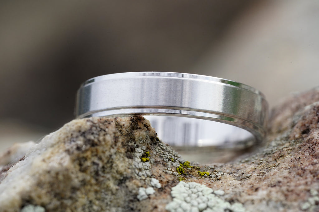 Men’s stepped edge wedding band in recycled platinum