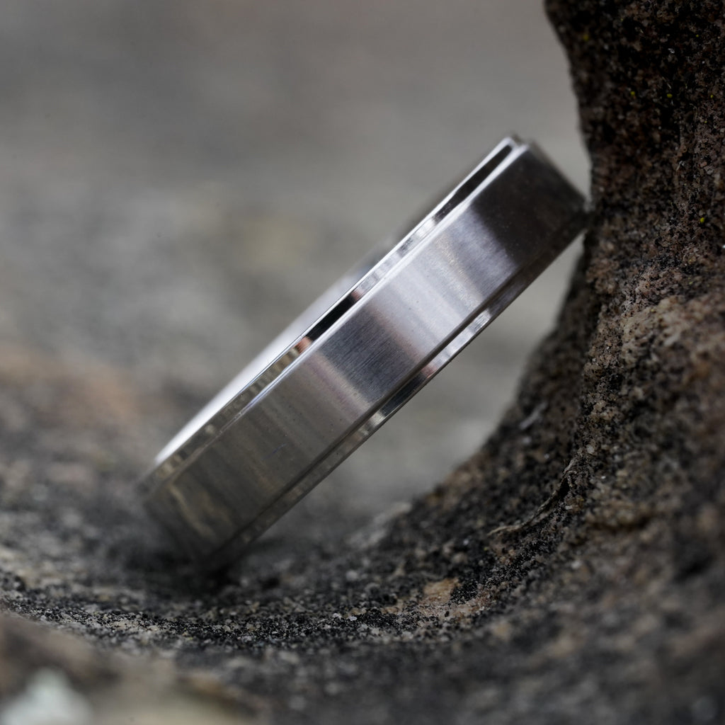 Men’s stepped edge wedding band in recycled platinum
