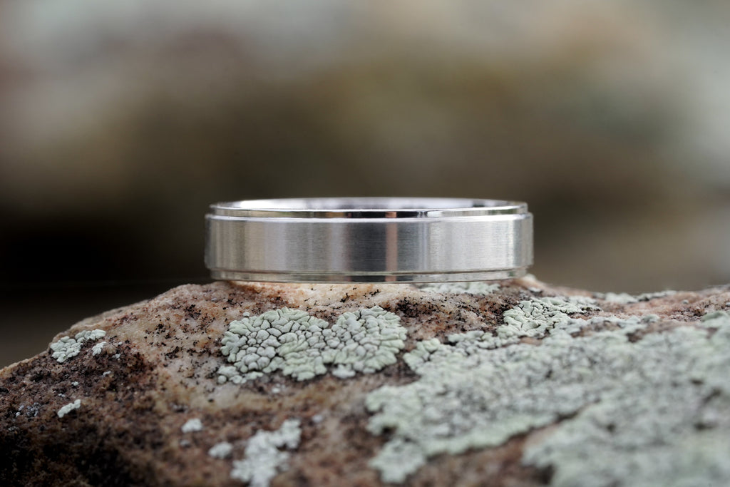 Men’s stepped edge wedding band in recycled platinum
