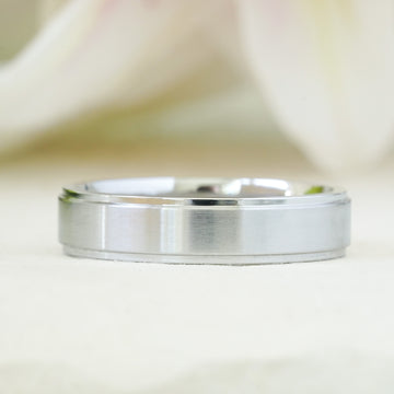 Men’s stepped edge wedding band in recycled platinum